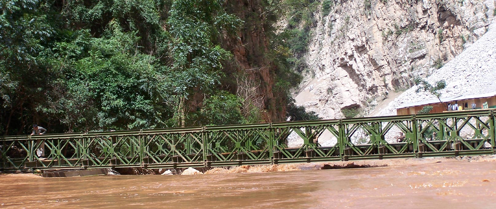 Stahlbrücke über den Pudu-Fluss im Landkreis Luquan, Yunnan