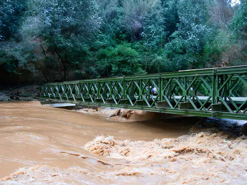 Stahlbrücke über den Pudu-Fluss im Landkreis Luquan, Yunnan