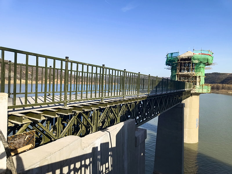 Zufahrtsbrücke aus lackiertem Stahl