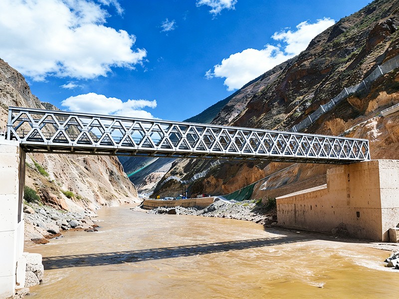 Verzinkte Fachwerkbrücke mit großer Spannweite