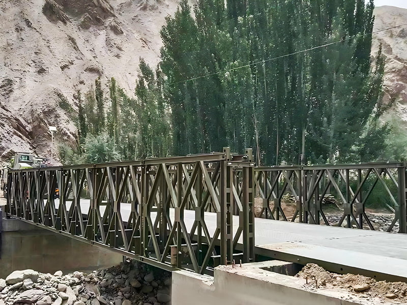 CB 100 Bailey-Brücke. Zweireihige einschichtige lackierte Bailey-Brücke