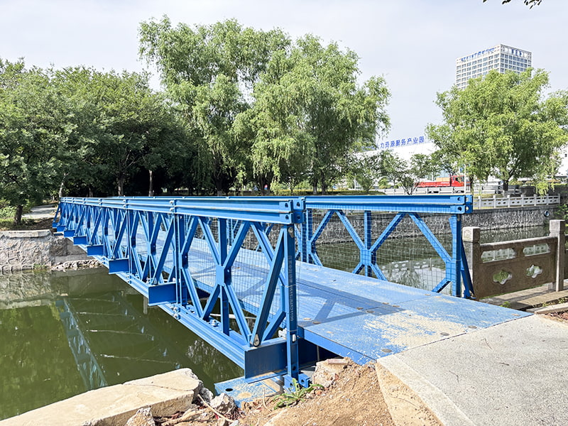 24 Meter lange, blau lackierte, korrosionsbeständige, einreihige, einlagig verstärkte Bailey-Fußgängerbrücke