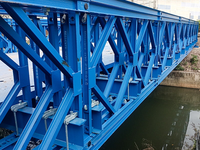 CB 100 Bailey-Brücke, dreireihige, einlagige, verstärkte, lackierte Bailey-Brücke